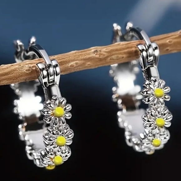 DAISY Flower Hoop Earrings, Summer Earrings - NWT - Picture 1 of 3